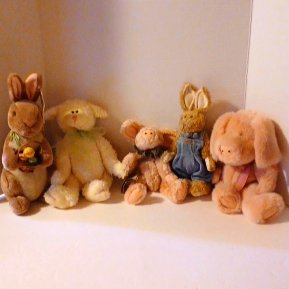 4 BOYD'S ANIMALS- 2 PIGS 🐖, RABBIT 🐇, LAMB AND 1 GUND CLASSIC POOH RABBIT 🐇.